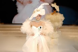中国北京婚博会上的婚纱礼服流行时尚发布一