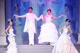中国北京婚博会现场的国际婚纱礼服发布会 中国北京婚博会现场的国际婚纱礼服发布会