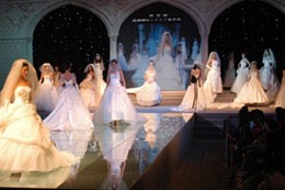 中国北京婚博会现场的国际婚纱礼服流行时尚发布五
