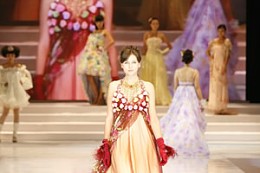 中国北京婚博会上国际婚纱礼服流行时尚发布 中国北京婚博会上国际婚纱礼服流行时尚发布