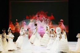 中国北京婚博会现场的国际婚纱礼服流行时尚发布会走秀